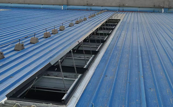 某城市大型商业综合体中庭头屯河排烟窗工程