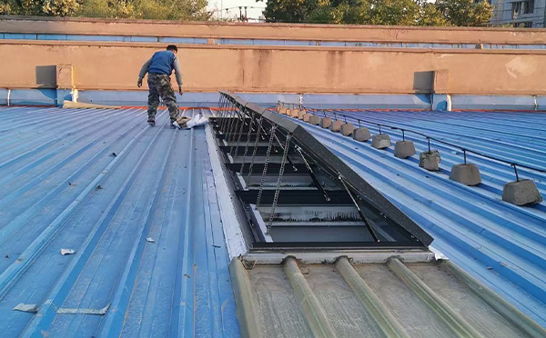 某区域性物流仓储中心头屯河排烟窗系统安装项目